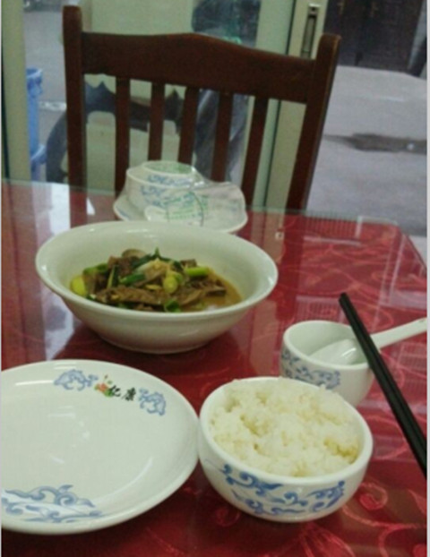 一個(gè)人，一碗飯菜，一頂情侶棒球帽子