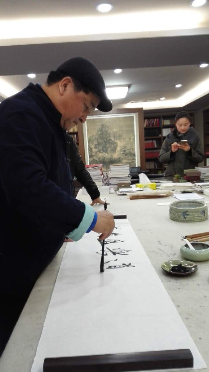 姜昆佩戴鴨舌帽現身義烏帽廠