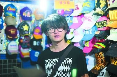 夜市帽子擺攤哥，竟是好聲音學員丁克森，其身份遭疑 